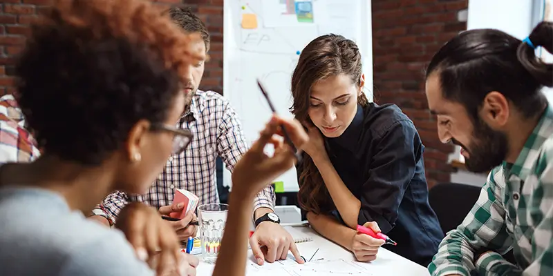 Team analysiert Daten und nutzt KI für strategische Entscheidungen im Unternehmen